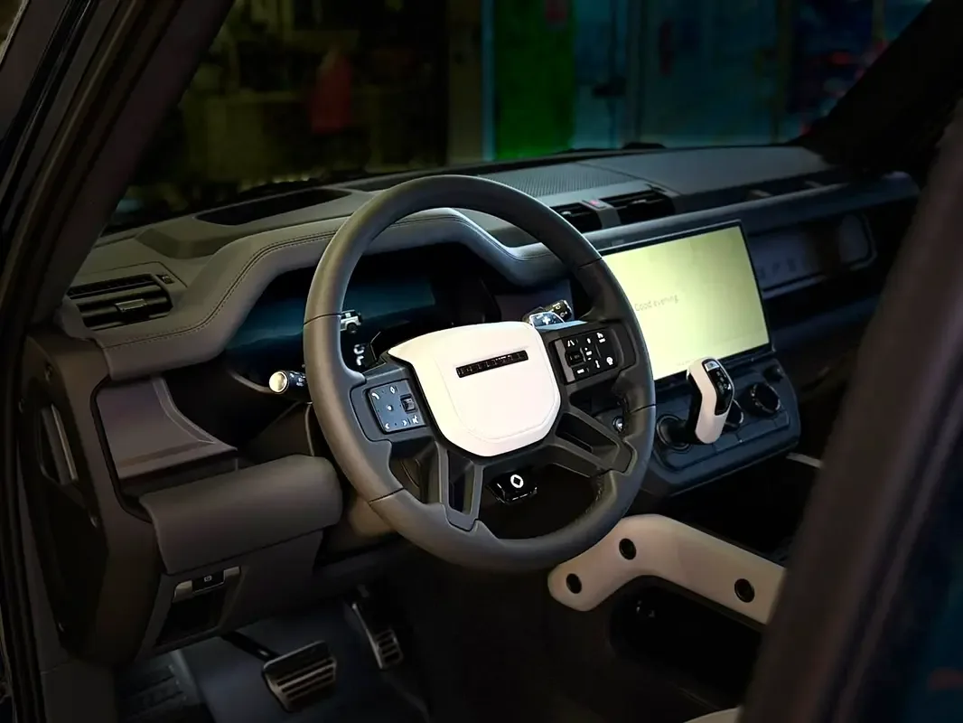 Land Rover Defender 4.4 AT AWD (635 hp) - 12
