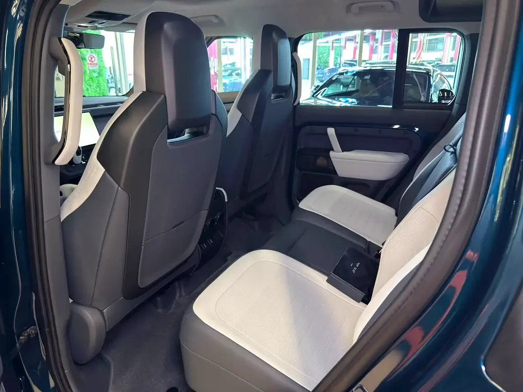 Land Rover Defender 4.4 AT AWD (635 hp) - 15