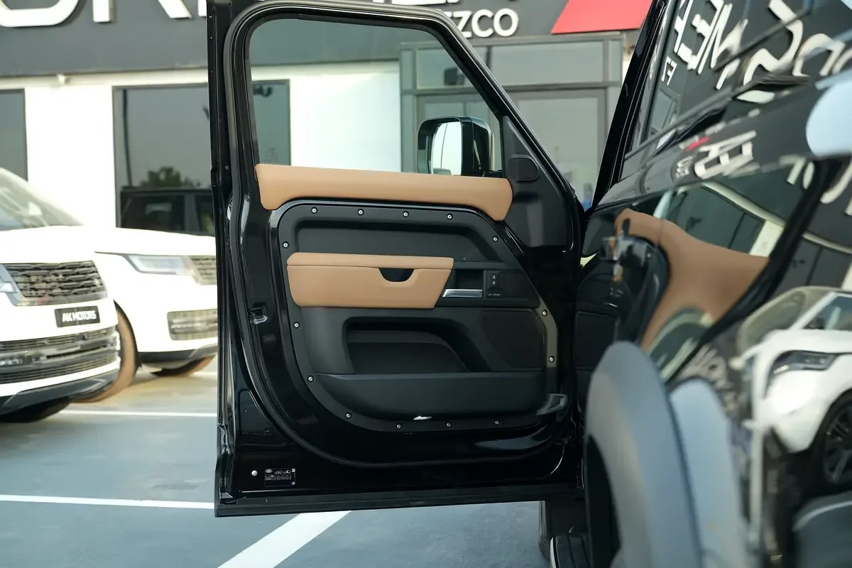 Land Rover Defender 5.0 AT AWD (525 hp) - 15