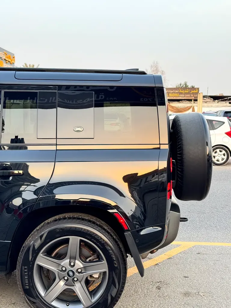 Land Rover Defender hybrid (PHEV) Defender P400e with 404 - 11