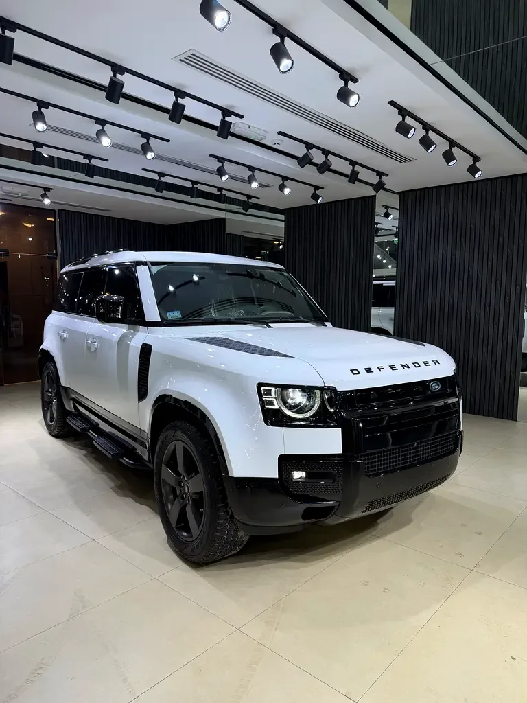 Land Rover Defender hybrid (PHEV) Defender P400e with 404