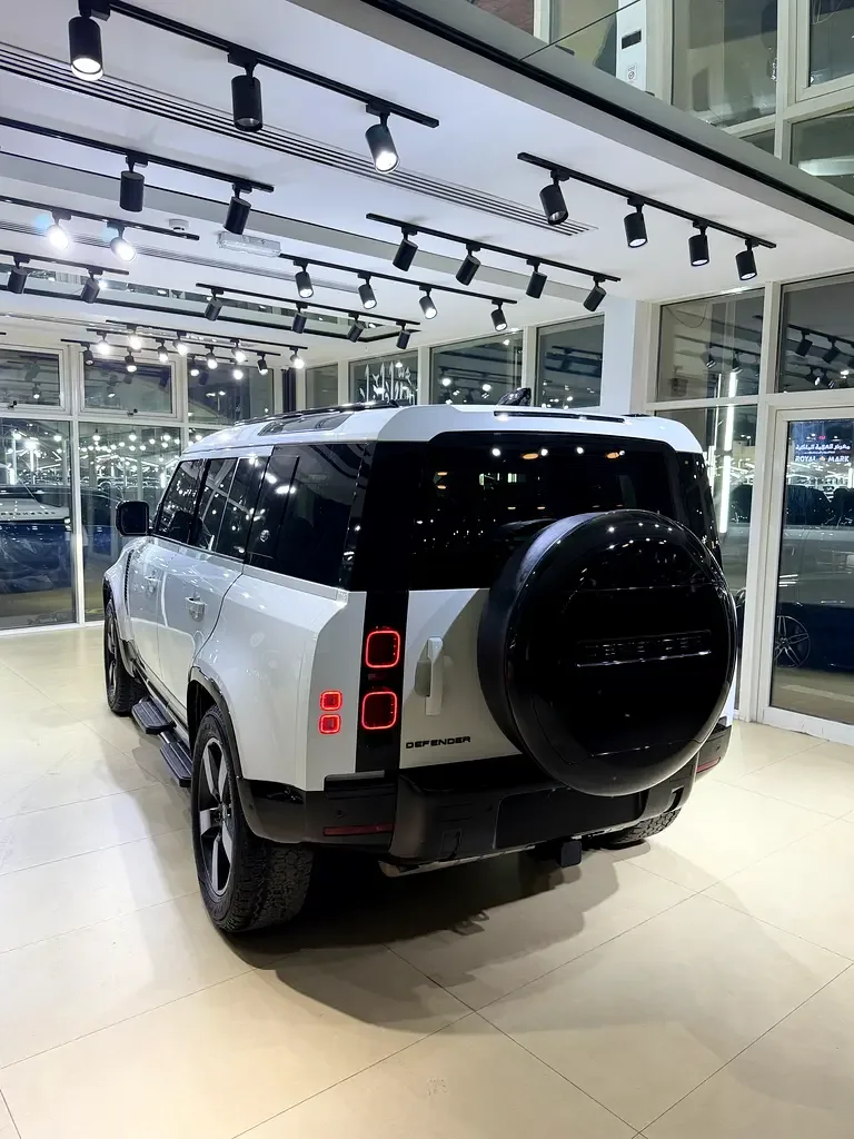 Land Rover Defender hybrid (PHEV) Defender P400e with 404 - 7