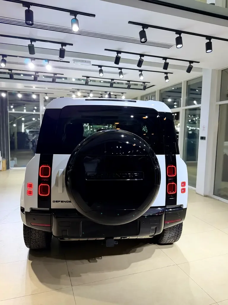 Land Rover Defender hybrid (PHEV) Defender P400e with 404 - 8