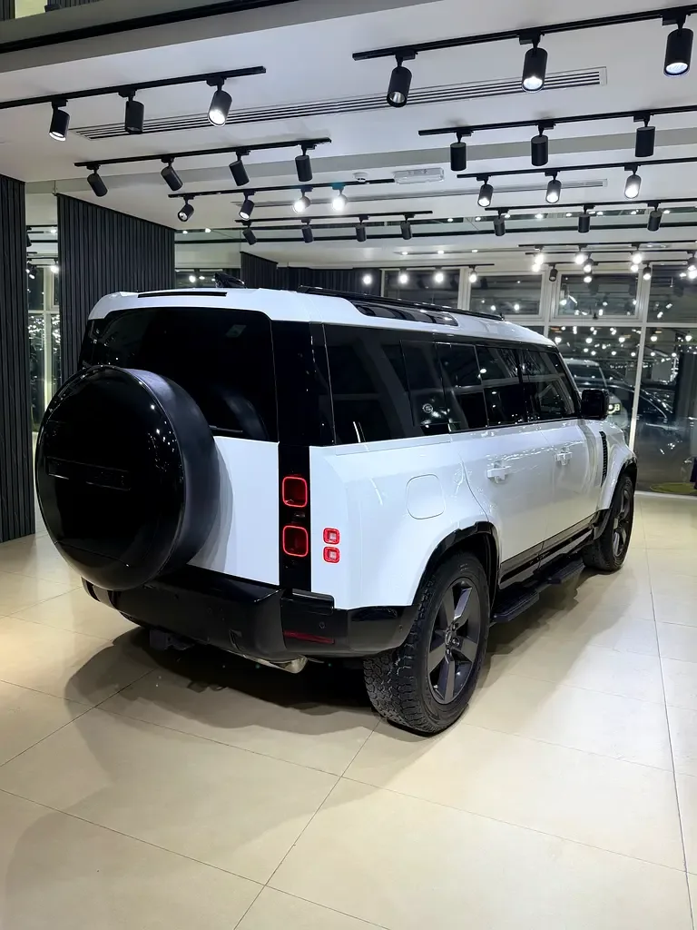 Land Rover Defender hybrid (PHEV) Defender P400e with 404 - 9