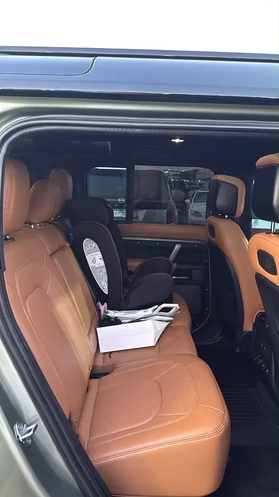 Land Rover Defender hybrid (PHEV) Defender P400e with 404 - 4