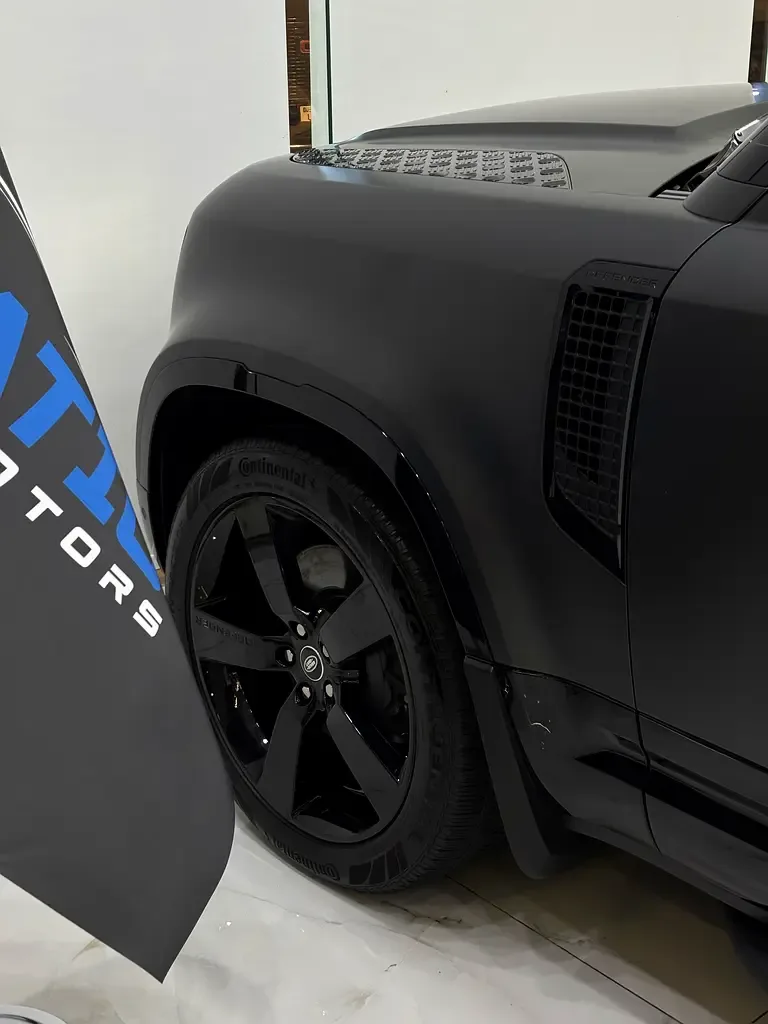 Land Rover Defender hybrid (PHEV) Defender P400e with 404 - 12