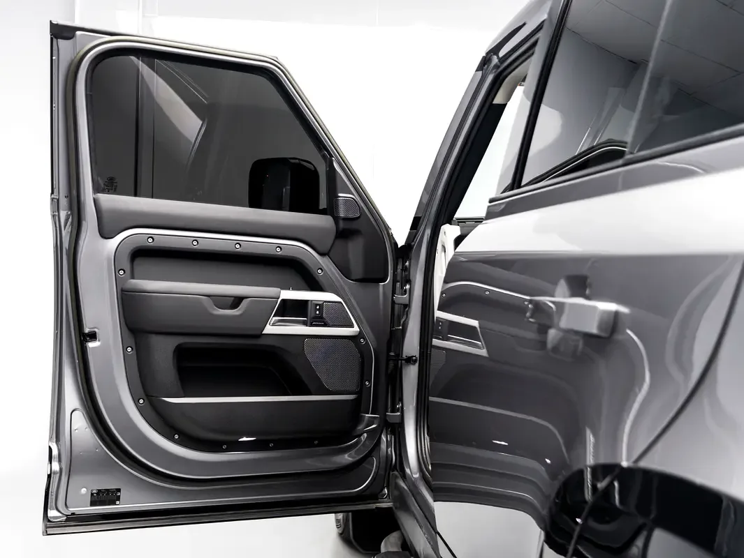 Land Rover Defender هجين (PHEV) Defender P400e with 404 - 8