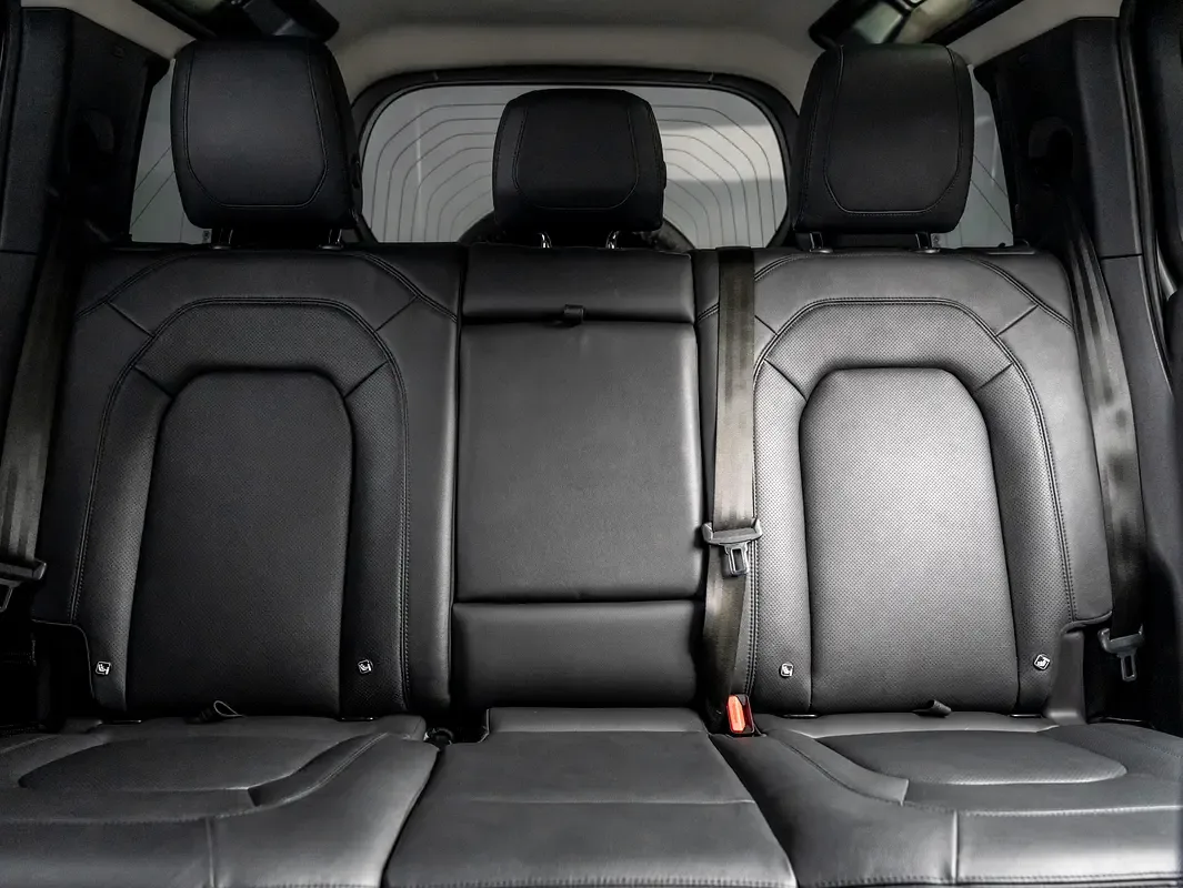 Land Rover Defender هجين (PHEV) Defender P400e with 404 - 18