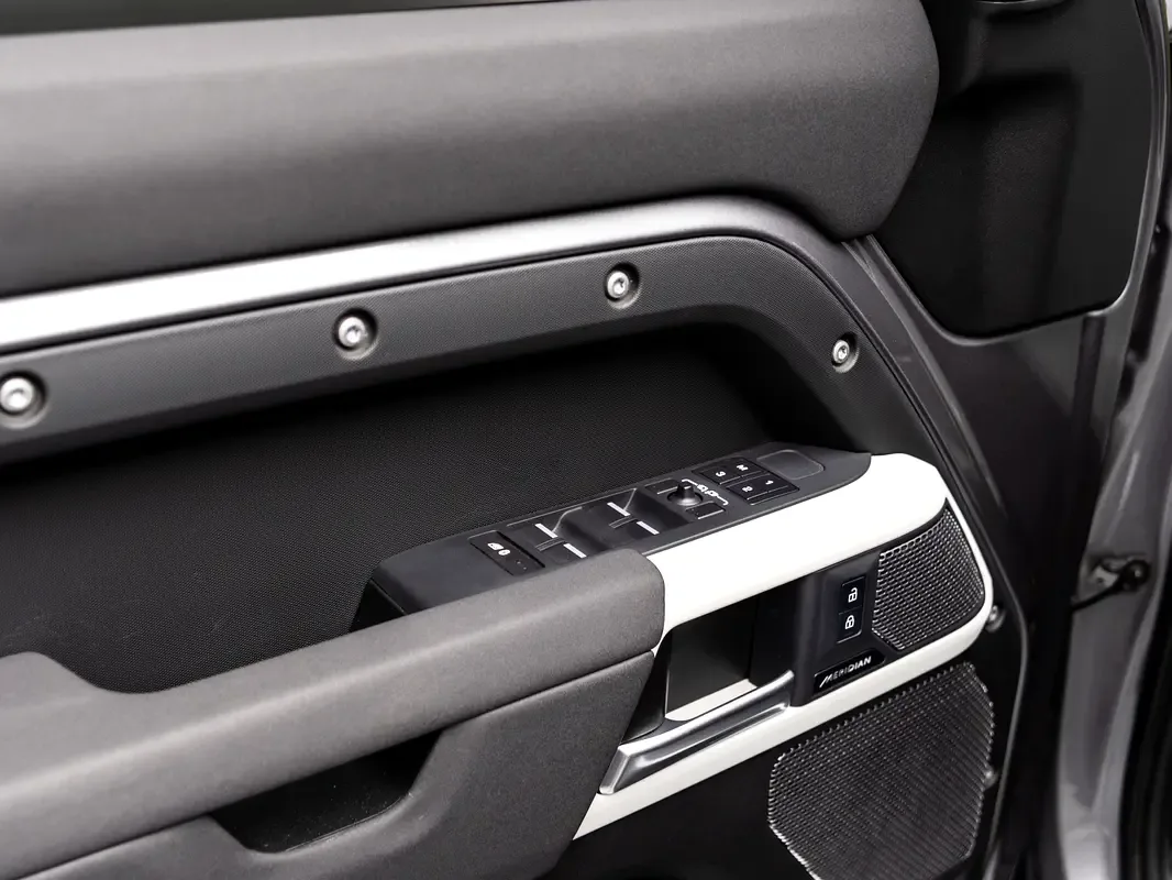 Land Rover Defender هجين (PHEV) Defender P400e with 404 - 19