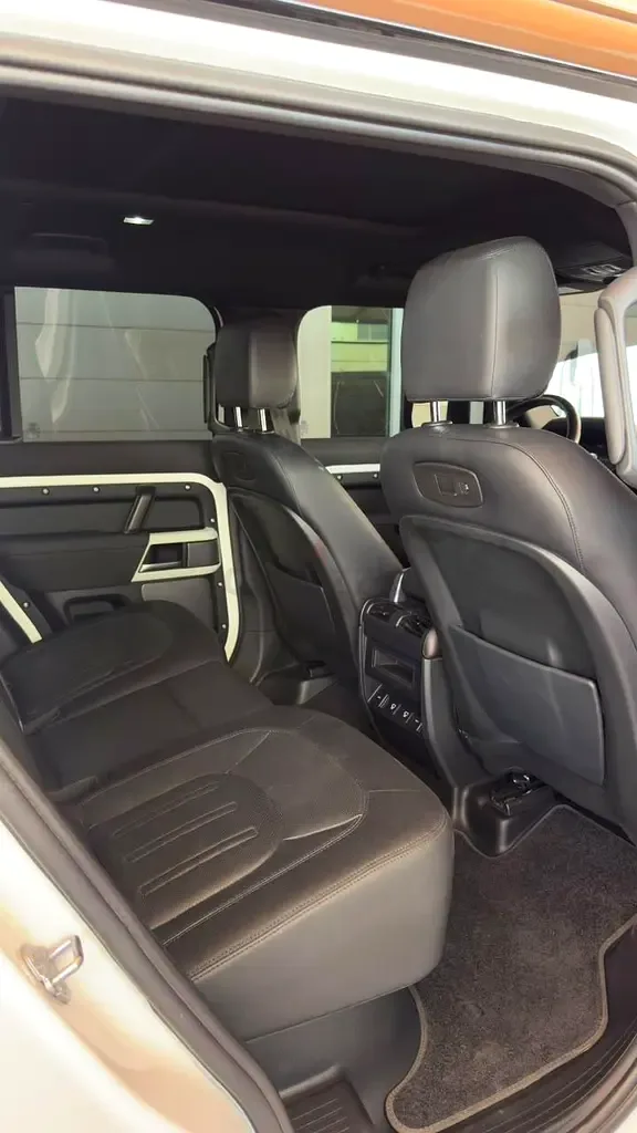 Land Rover Defender هجين (PHEV) Defender P400e with 404 - 19