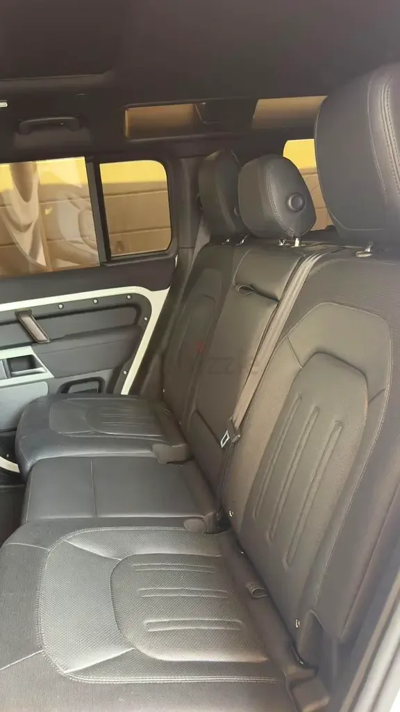Land Rover Defender هجين (PHEV) Defender P400e with 404 - 18