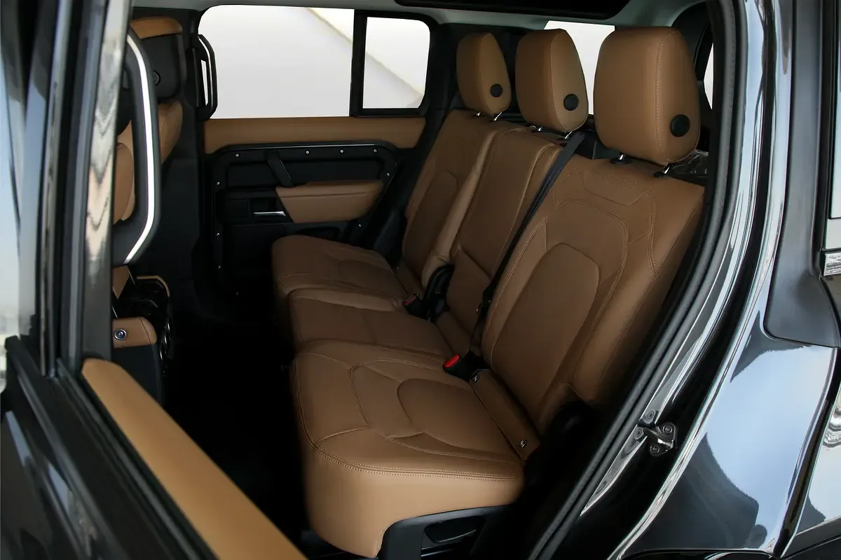 Land Rover Defender هجين (PHEV) Defender P400e with 404 - 18