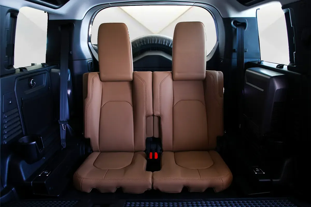 Land Rover Defender هجين (PHEV) Defender P400e with 404 - 19