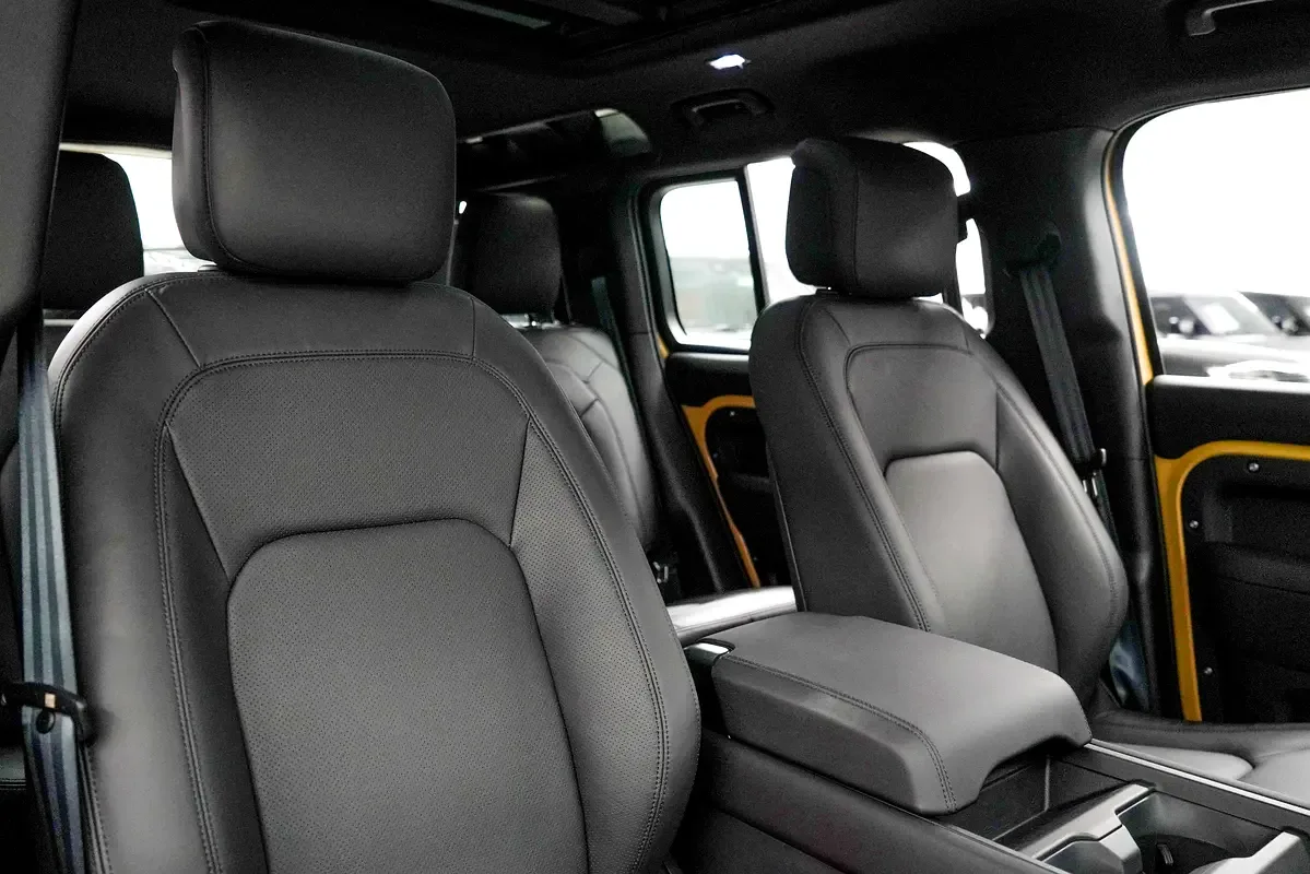 Land Rover Defender hybrid (PHEV) Defender P400e with 404 - 12