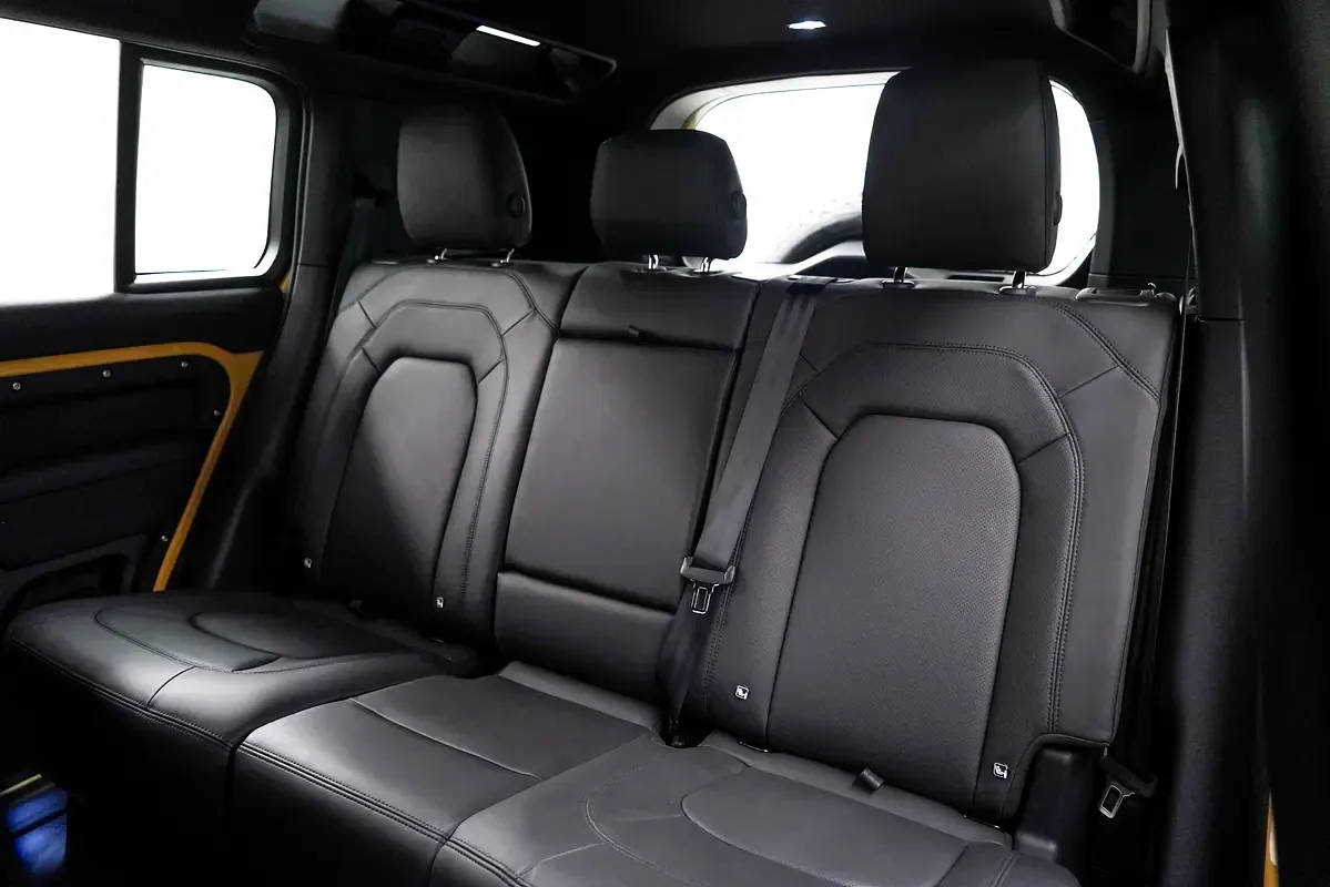 Land Rover Defender hybrid (PHEV) Defender P400e with 404 - 13