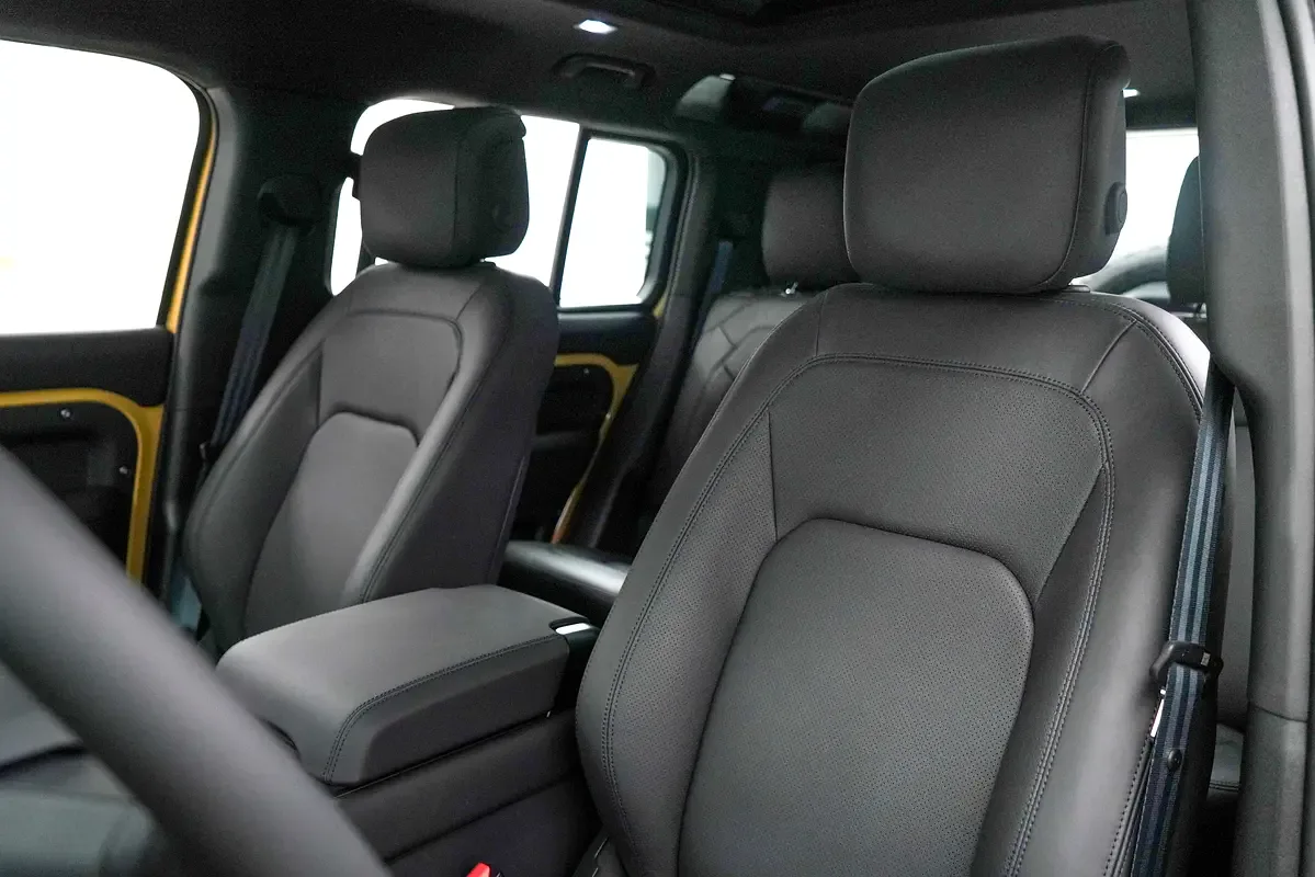 Land Rover Defender hybrid (PHEV) Defender P400e with 404 - 11