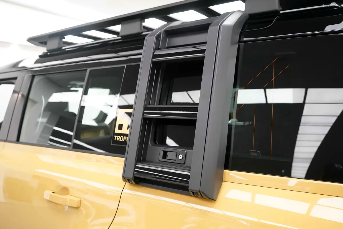 Land Rover Defender hybrid (PHEV) Defender P400e with 404 - 15