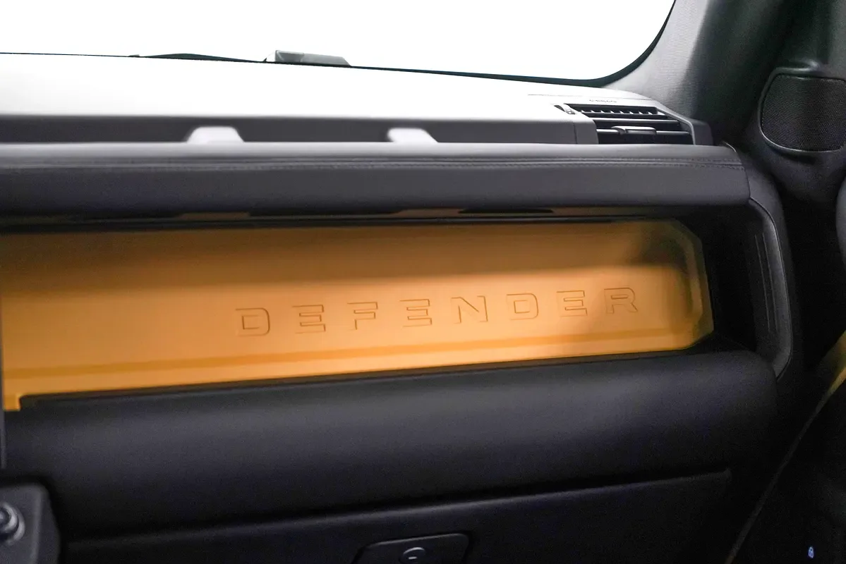 Land Rover Defender hybrid (PHEV) Defender P400e with 404 - 14