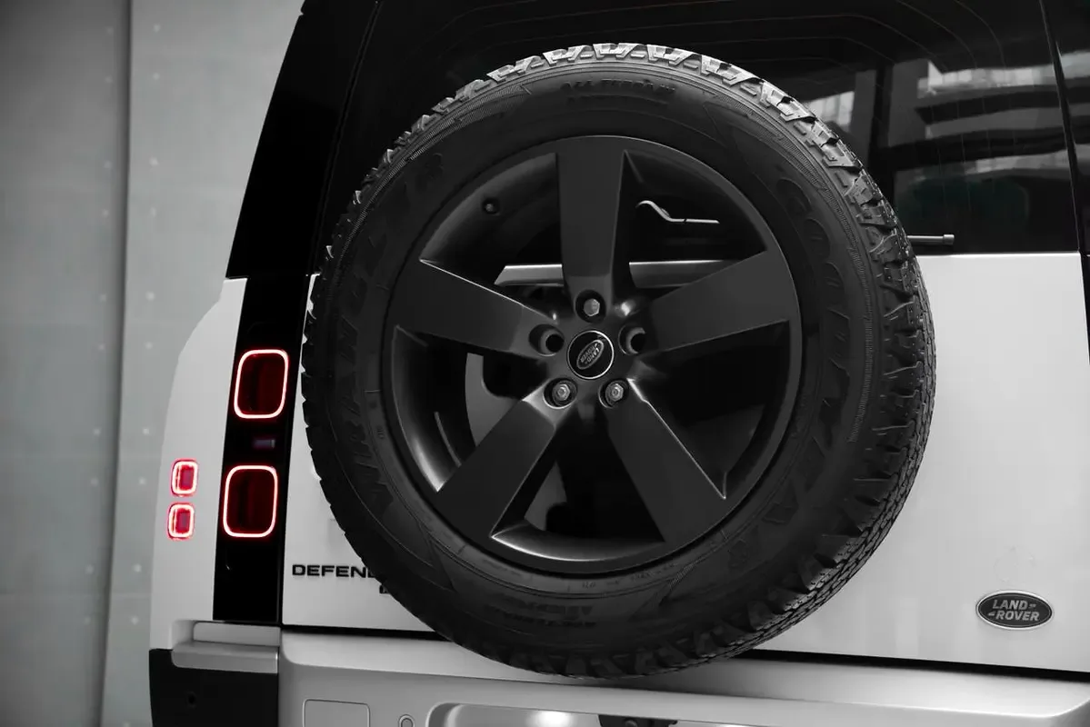 Land Rover Defender هجين (PHEV) Defender P400e with 404 - 7
