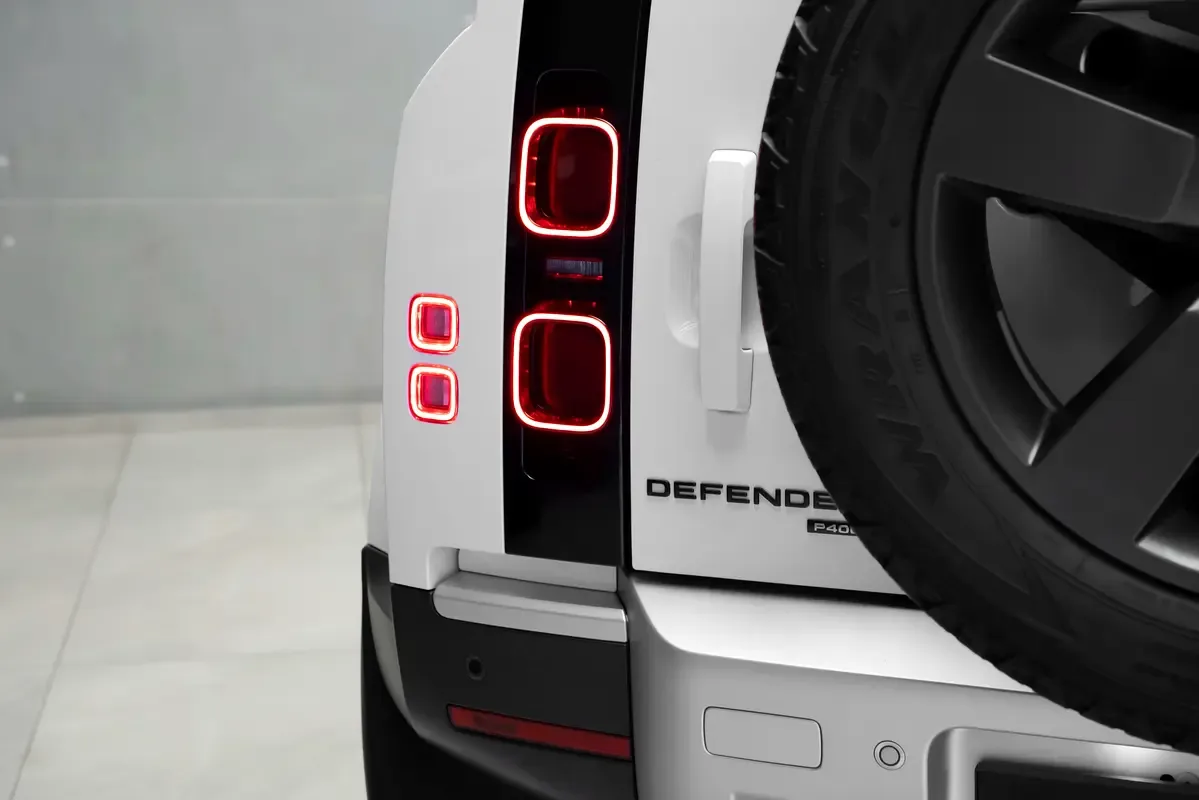 Land Rover Defender هجين (PHEV) Defender P400e with 404 - 8