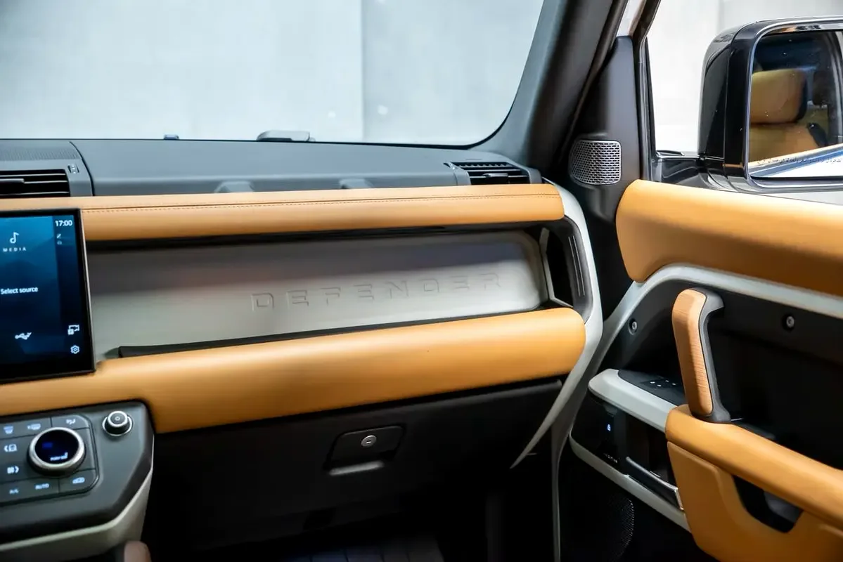 Land Rover Defender هجين (PHEV) Defender P400e with 404 - 18