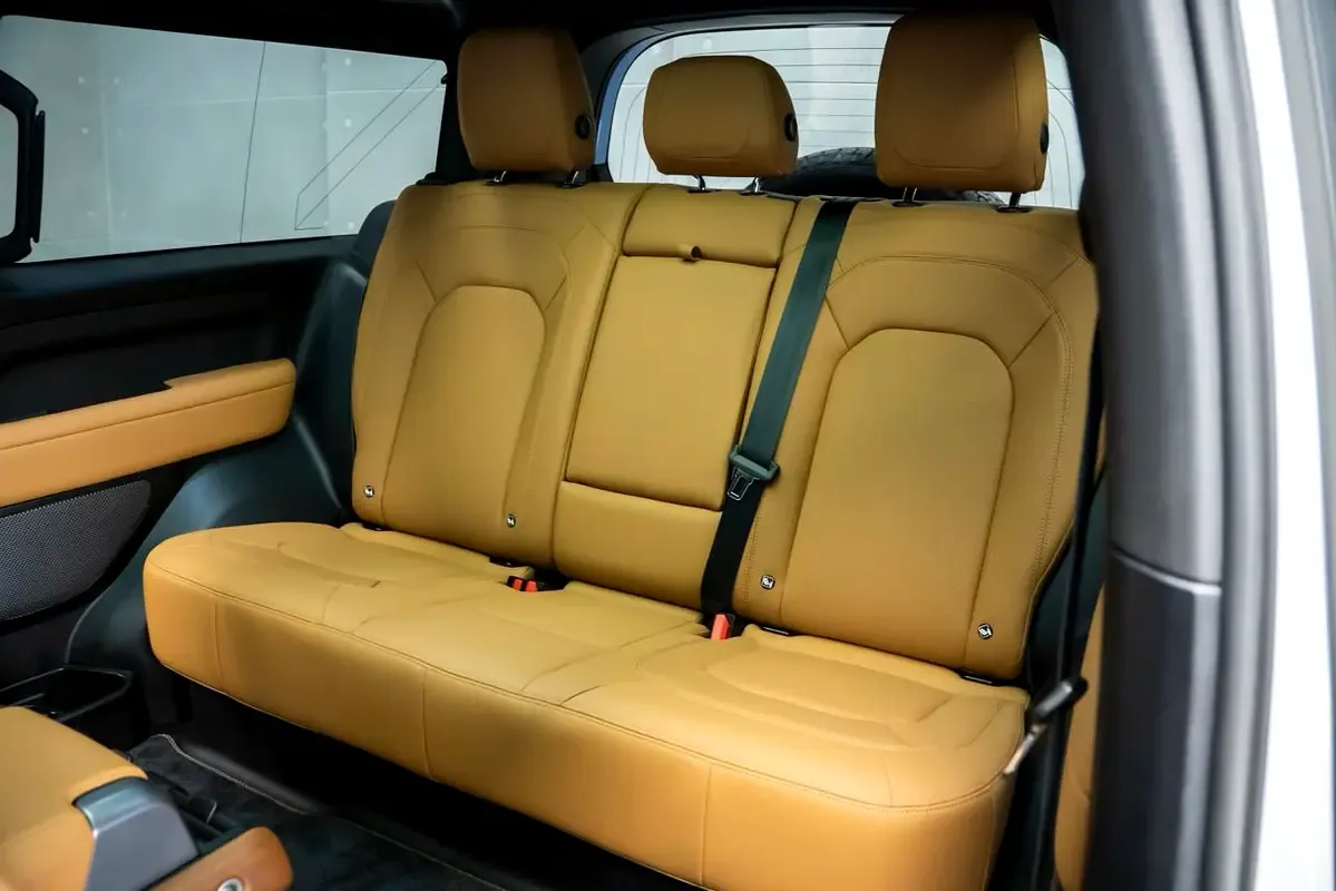Land Rover Defender هجين (PHEV) Defender P400e with 404 - 19