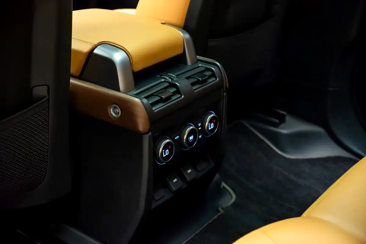 Land Rover Defender هجين (PHEV) Defender P400e with 404 - 18