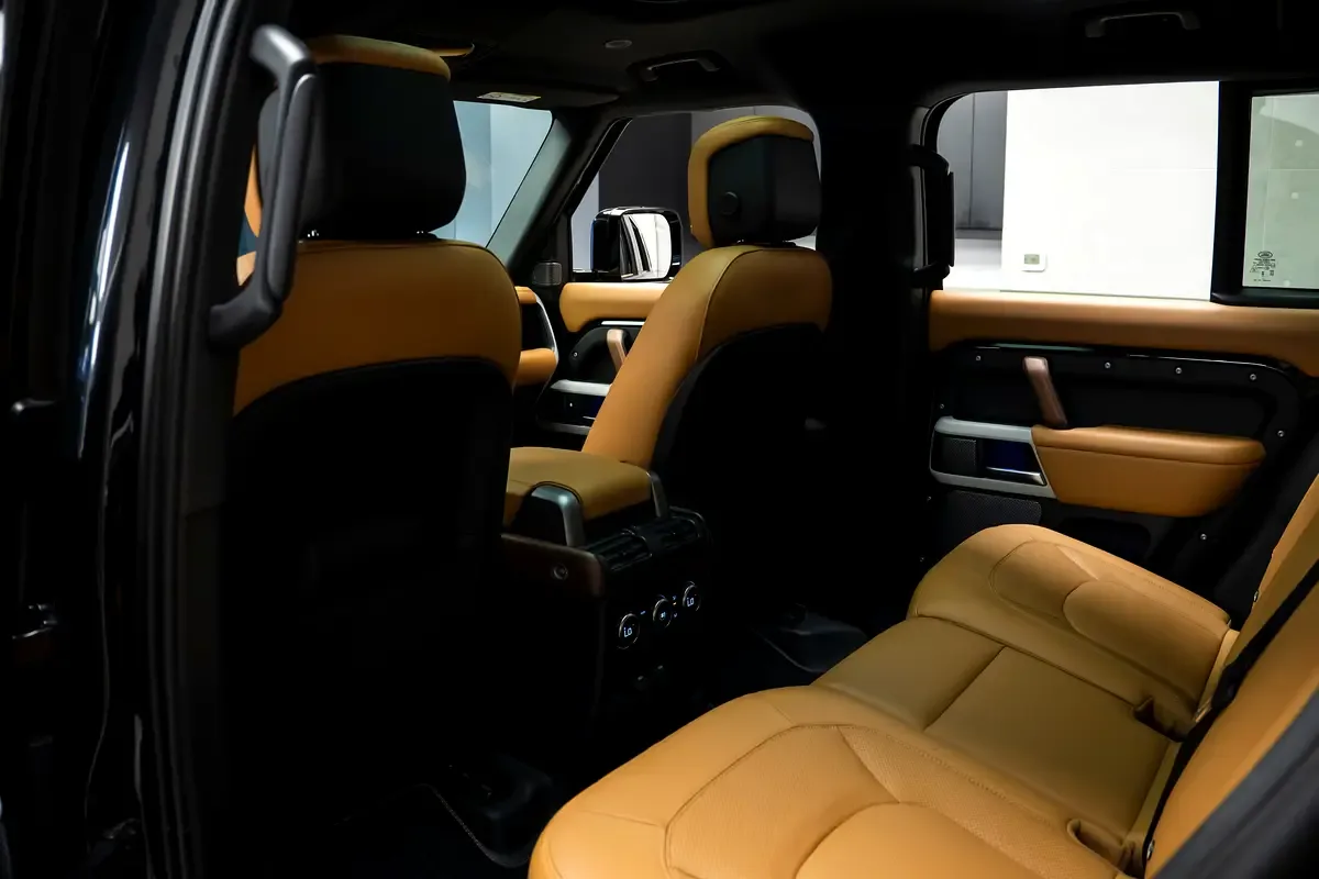 Land Rover Defender هجين (PHEV) Defender P400e with 404 - 19