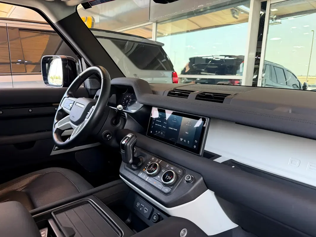 Land Rover Defender hybrid (PHEV) Defender P400e with 404 - 11