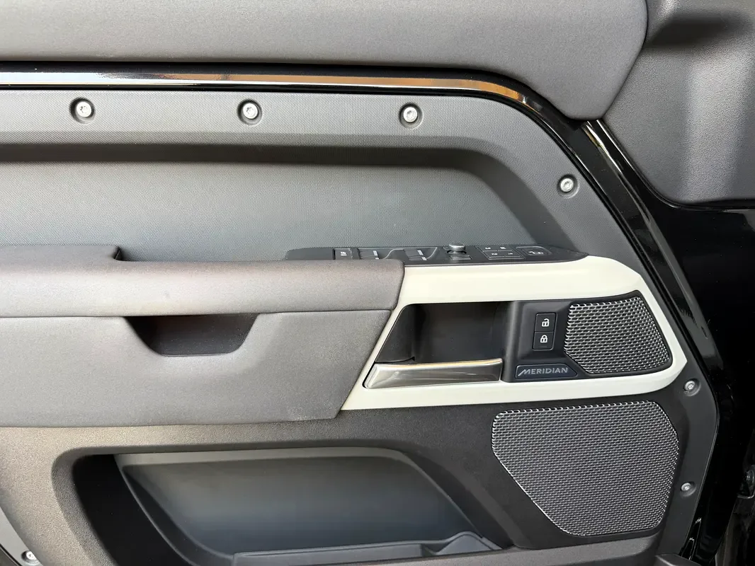 Land Rover Defender hybrid (PHEV) Defender P400e with 404 - 12