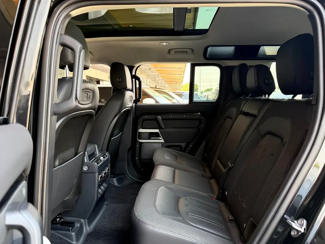 Land Rover Defender hybrid (PHEV) Defender P400e with 404 - 18