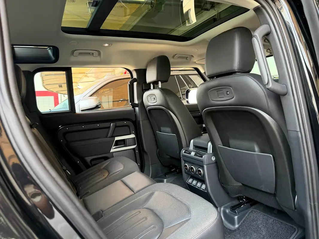 Land Rover Defender hybrid (PHEV) Defender P400e with 404 - 19