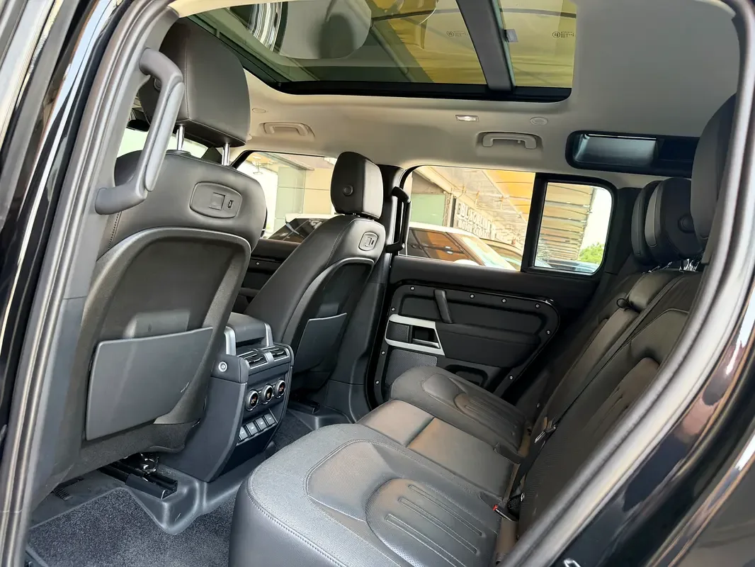 Land Rover Defender hybrid (PHEV) Defender P400e with 404 - 17