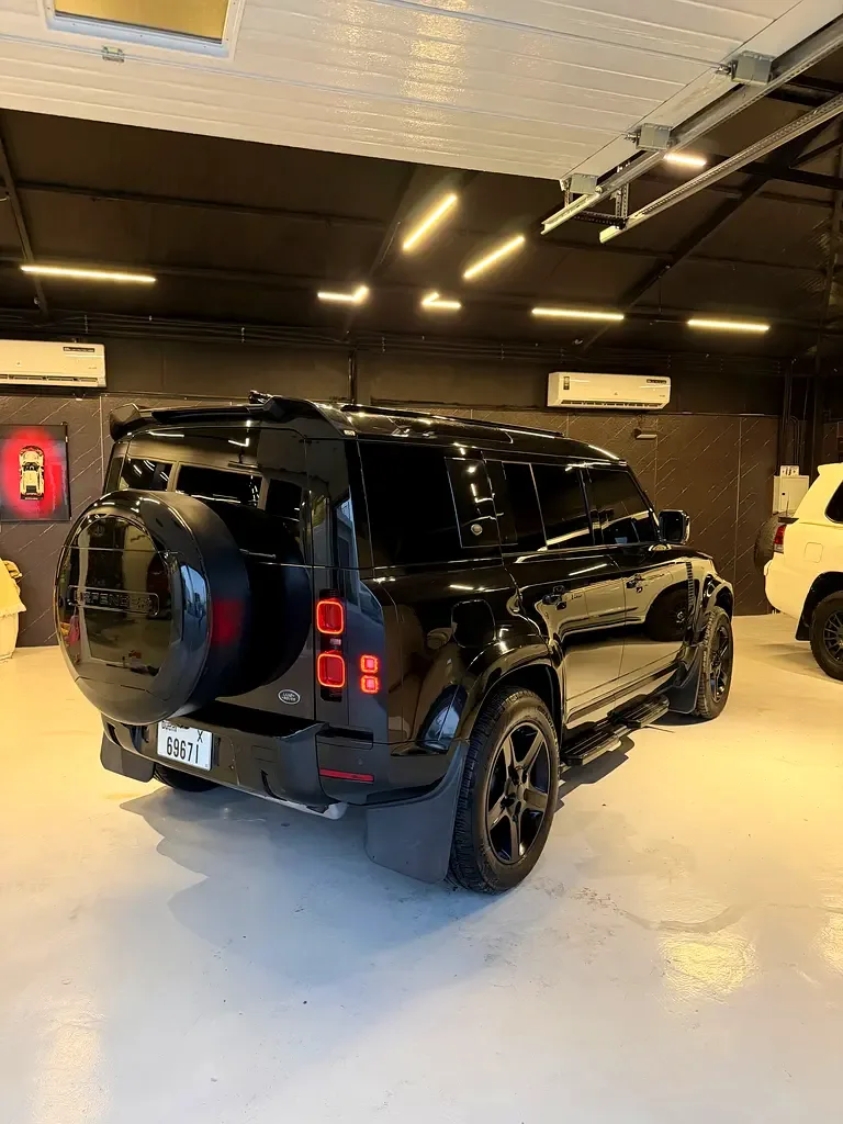 Land Rover Defender hybrid (PHEV) Defender P400e with 404 - 6