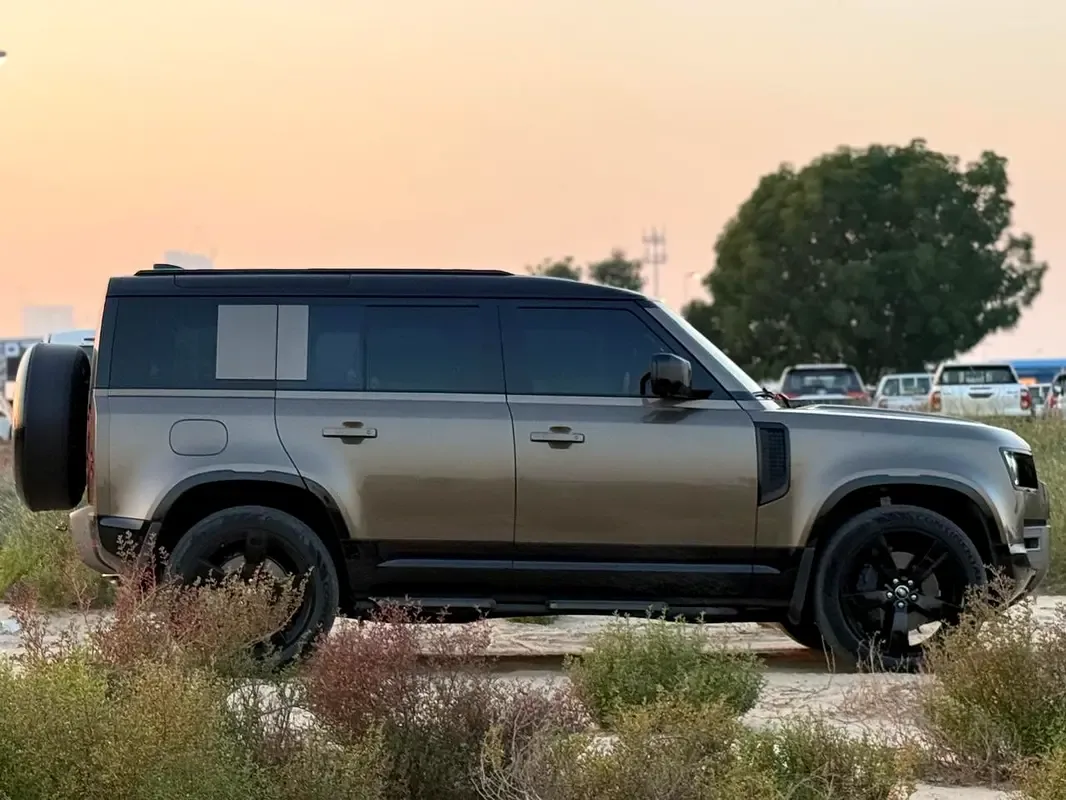 Land Rover Defender هجين (PHEV) Defender P400e with 404 - 5
