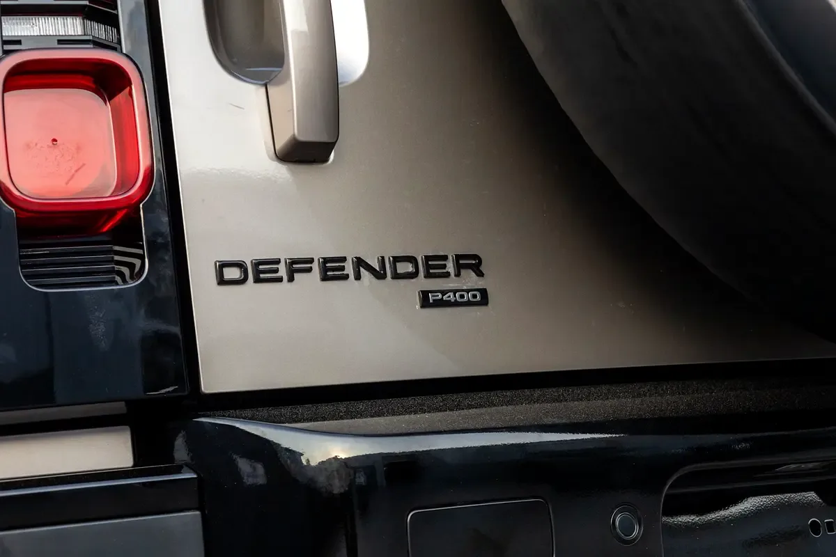 Land Rover Defender هجين (PHEV) Defender P400e with 404 - 6