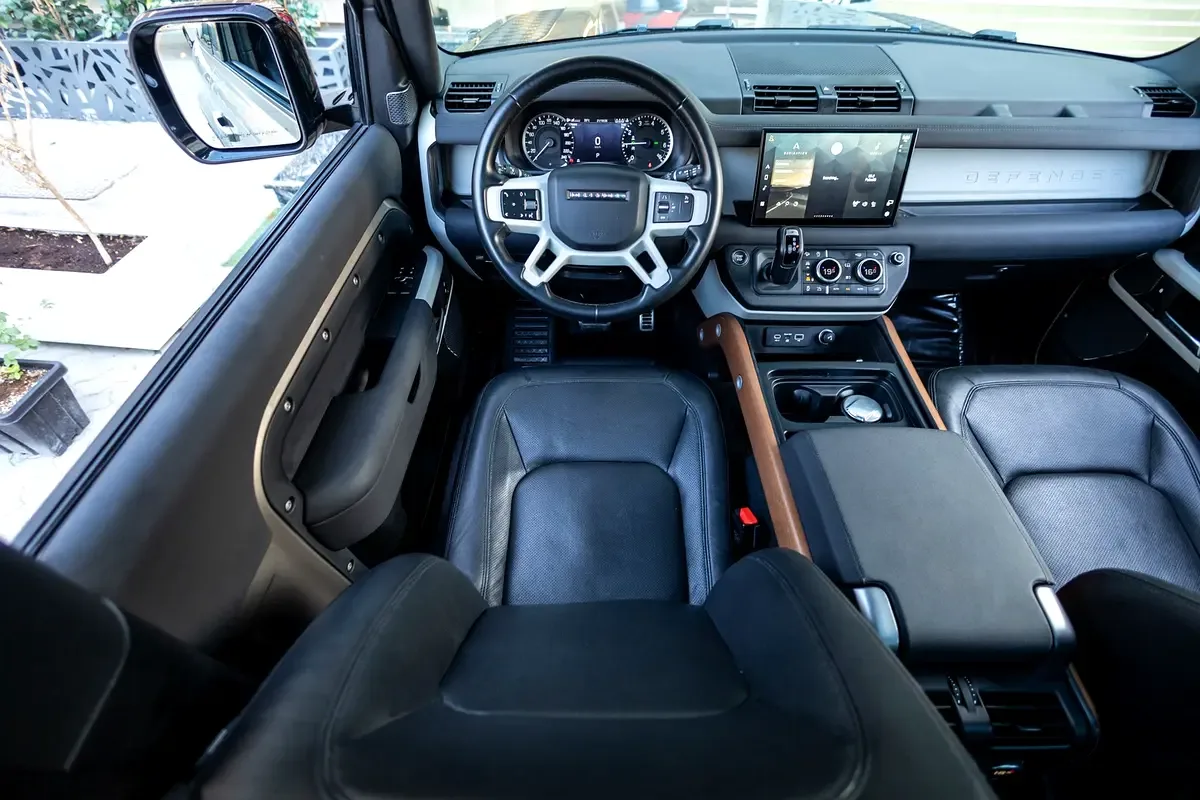 Land Rover Defender هجين (PHEV) Defender P400e with 404 - 15