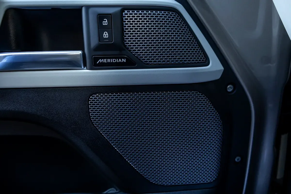 Land Rover Defender هجين (PHEV) Defender P400e with 404 - 13