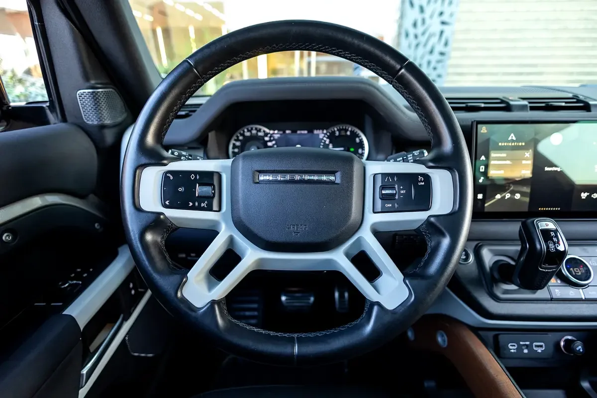 Land Rover Defender هجين (PHEV) Defender P400e with 404 - 17