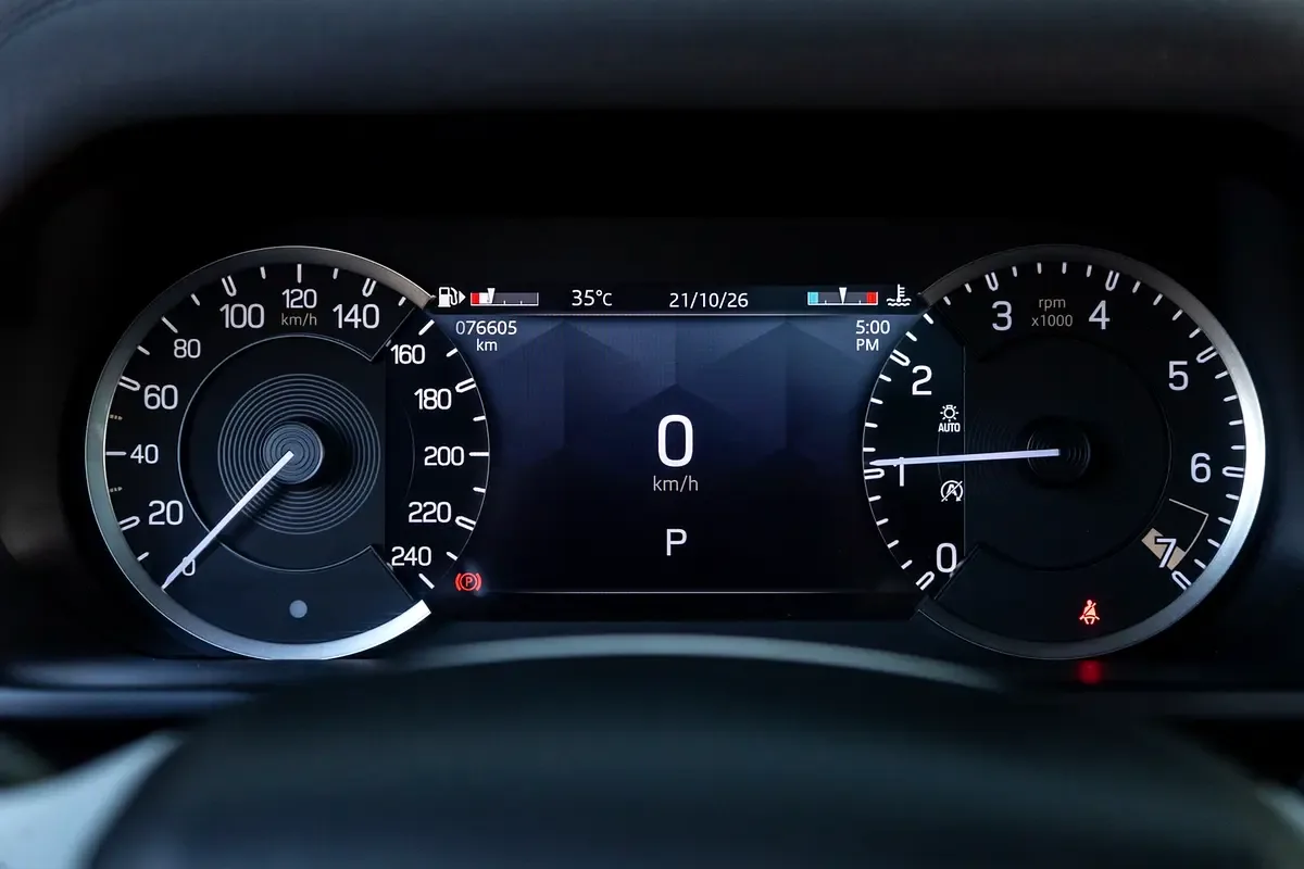 Land Rover Defender هجين (PHEV) Defender P400e with 404 - 18