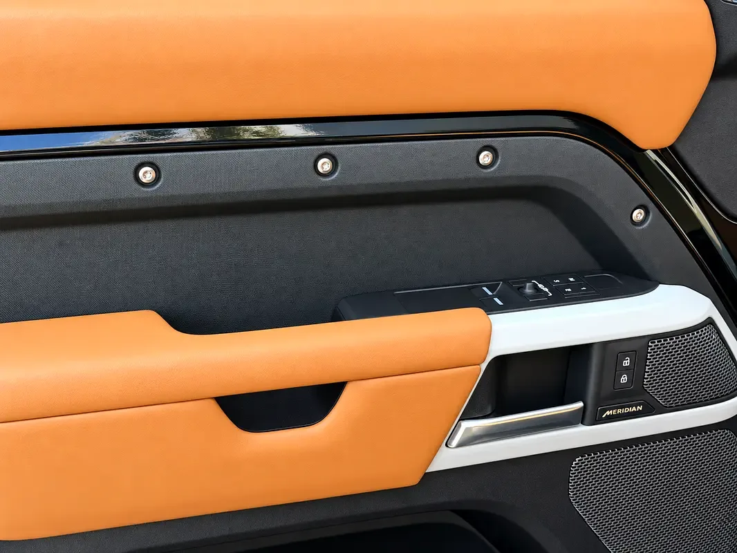 Land Rover Defender hybrid (PHEV) Defender P400e with 404 - 13