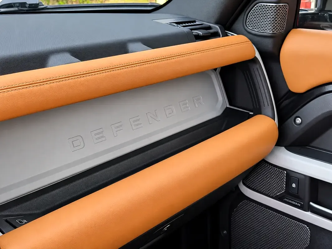 Land Rover Defender hybrid (PHEV) Defender P400e with 404 - 12