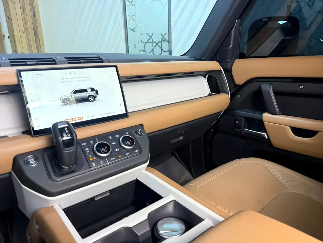 Land Rover Defender هجين (PHEV) Defender P400e with 404 - 11