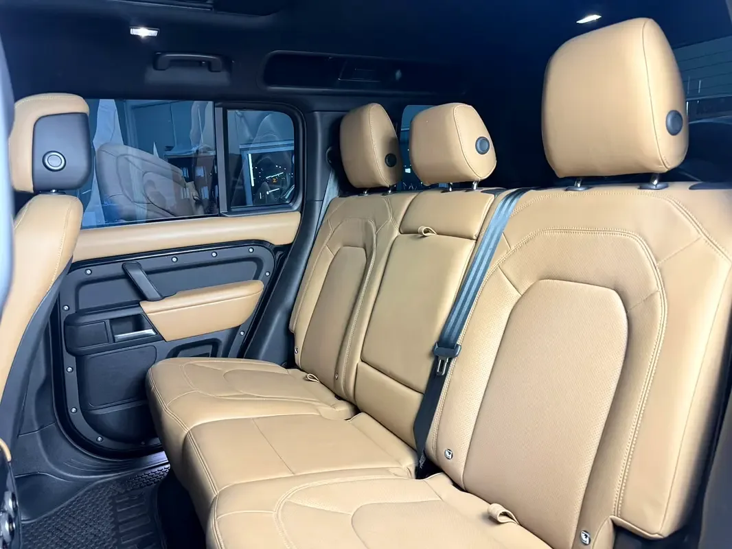 Land Rover Defender هجين (PHEV) Defender P400e with 404 - 17