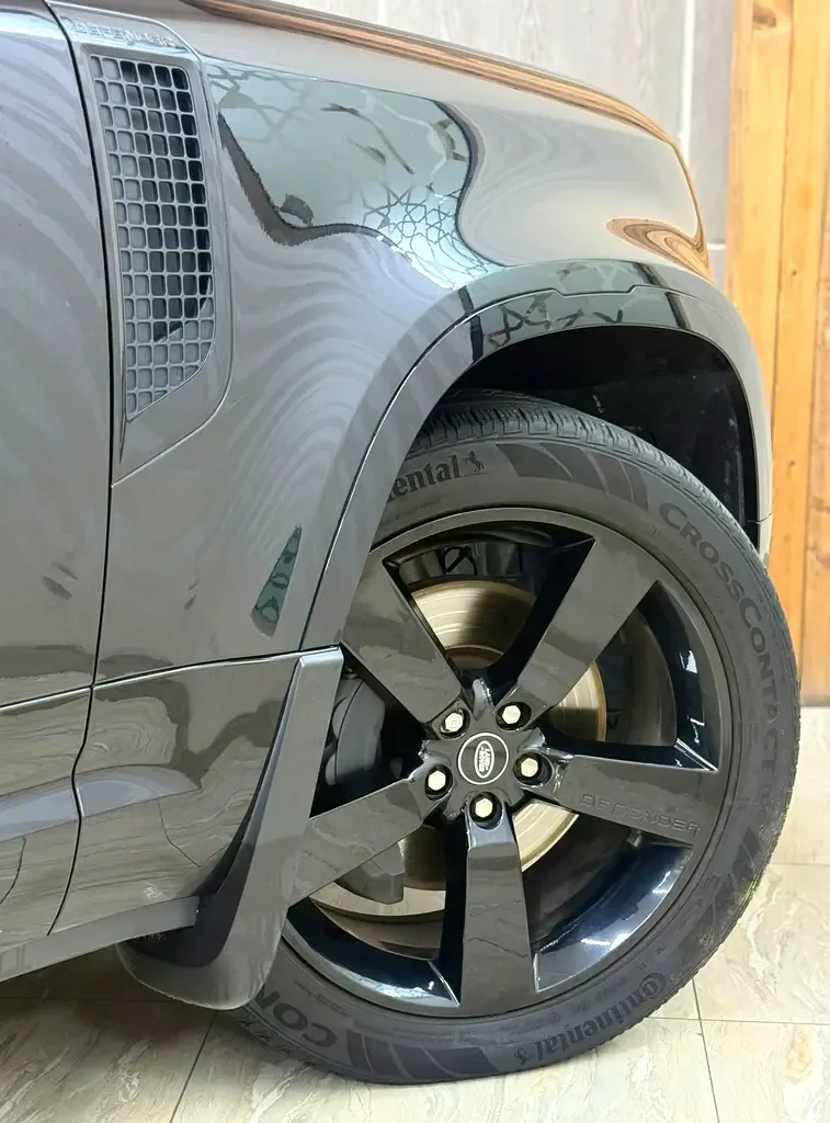 Land Rover Defender هجين (PHEV) Defender P400e with 404 - 19