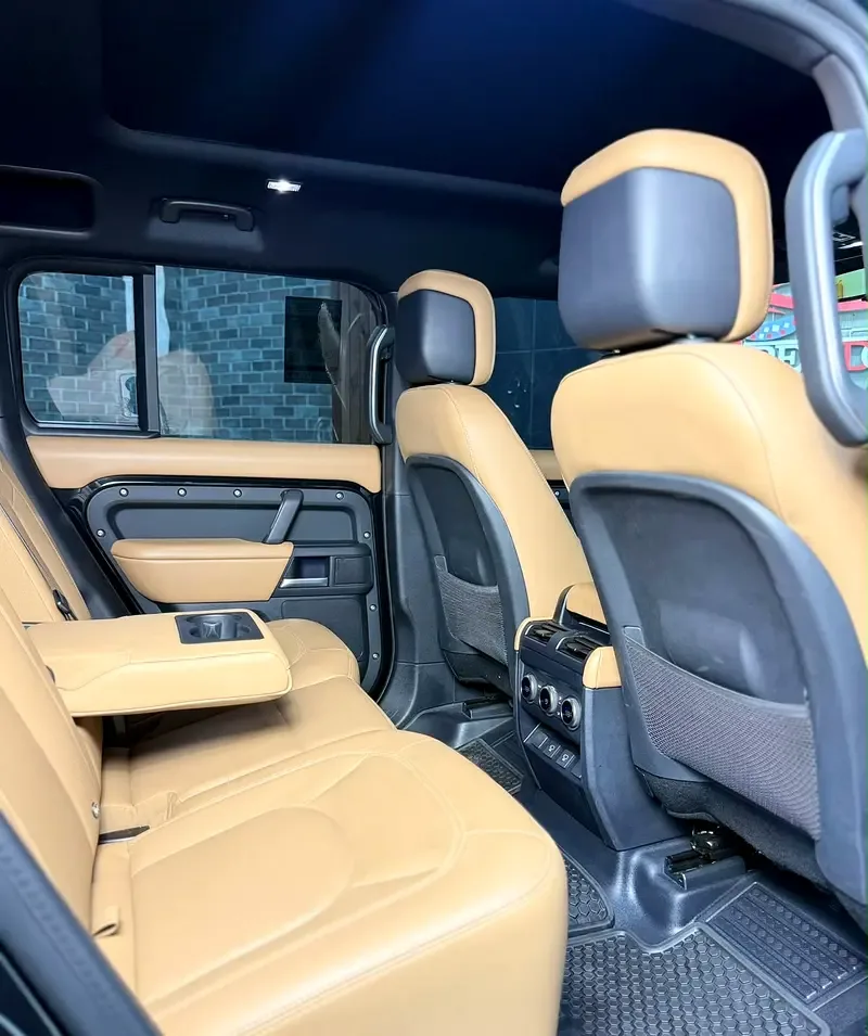 Land Rover Defender هجين (PHEV) Defender P400e with 404 - 18