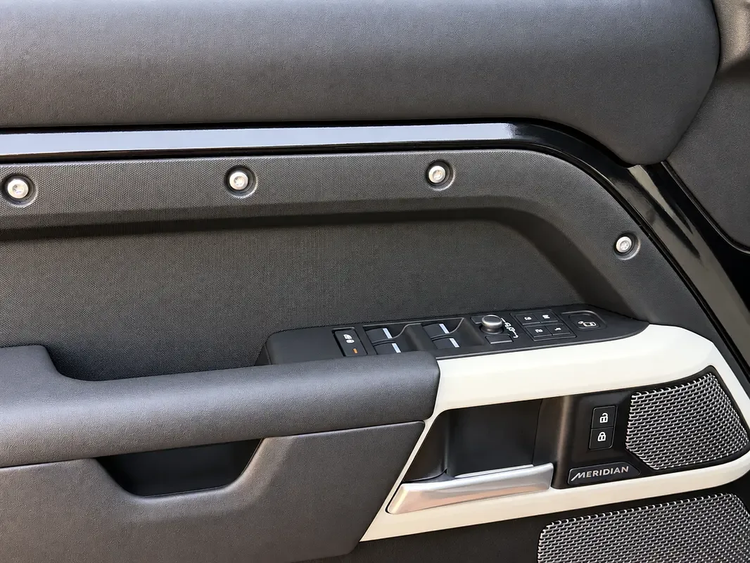 Land Rover Defender hybrid (PHEV) Defender P400e with 404 - 10