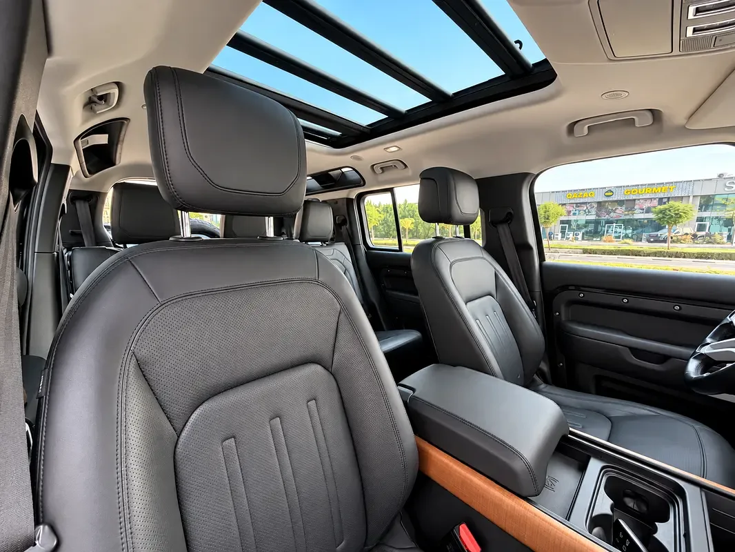 Land Rover Defender hybrid (PHEV) Defender P400e with 404 - 9