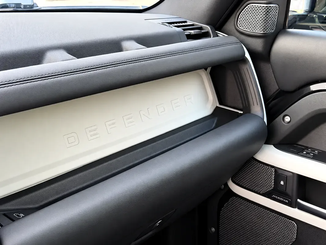 Land Rover Defender hybrid (PHEV) Defender P400e with 404 - 12