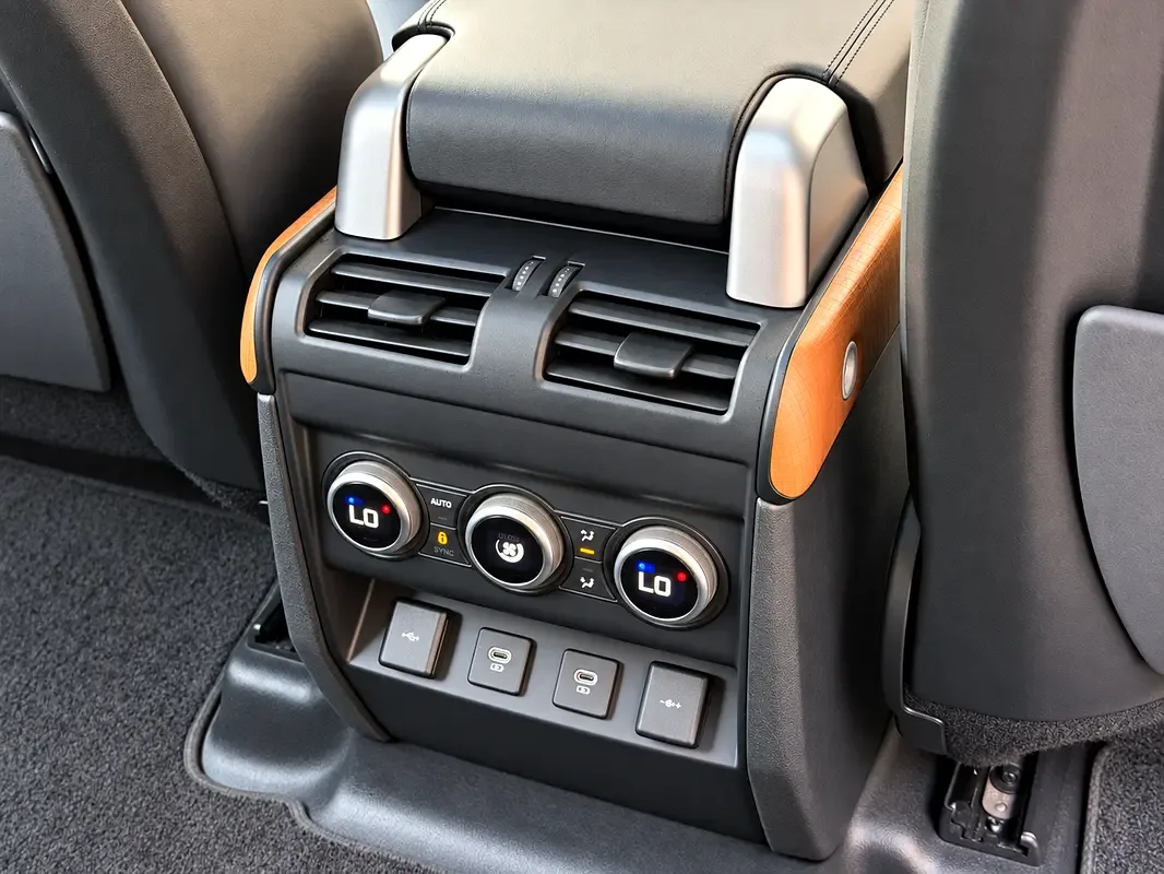 Land Rover Defender hybrid (PHEV) Defender P400e with 404 - 17